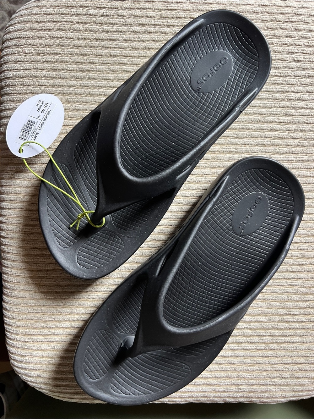 OOFOS Women’s Black Recovery Flip Flops Size 9/Mens 7